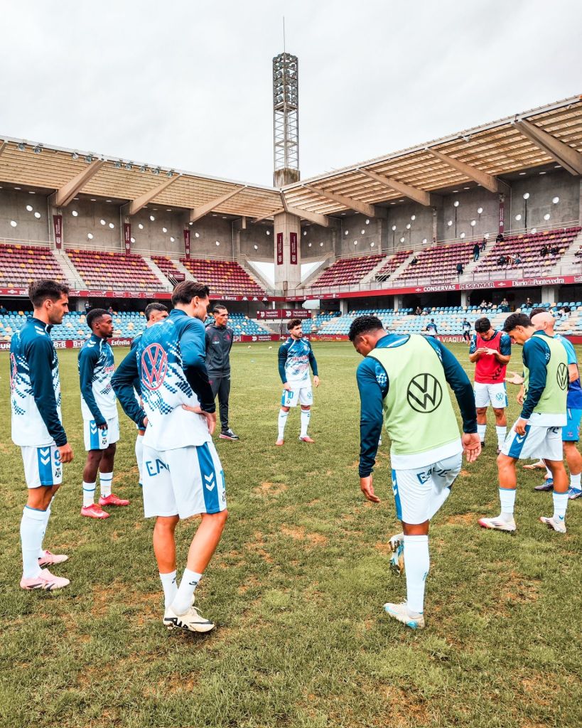 Jugadores del Tenerife antes de empezar el partido en Pontevedra (CD TENERIFE)