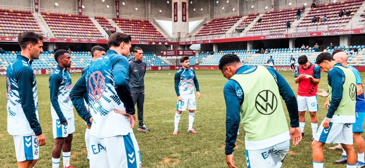 Jugadores del Tenerife antes de empezar el partido en Pontevedra (CD TENERIFE)