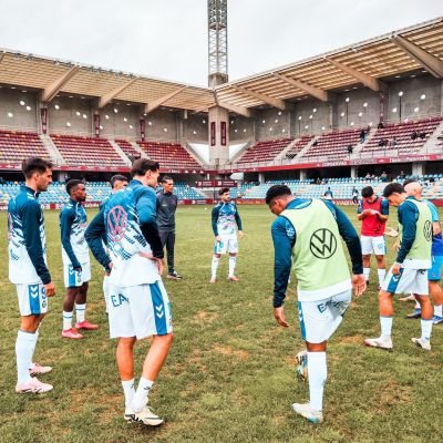 Jugadores del Tenerife antes de empezar el partido en Pontevedra (CD TENERIFE)