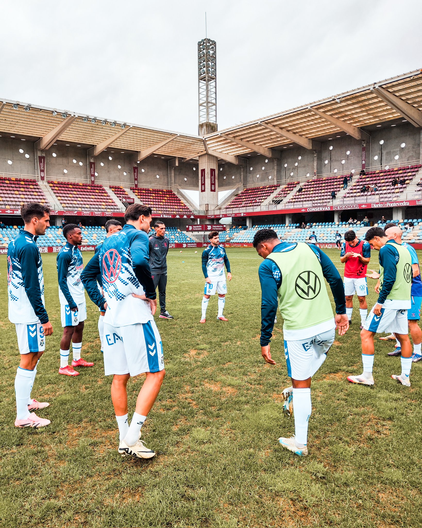 Jugadores del Tenerife antes de empezar el partido en Pontevedra (CD TENERIFE)