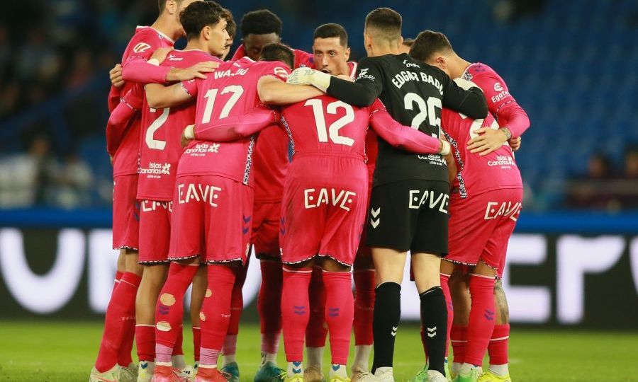 Jugadores del Tenerife antes del partido (LA LIGA)|GpNcLj0XEAAlH2W