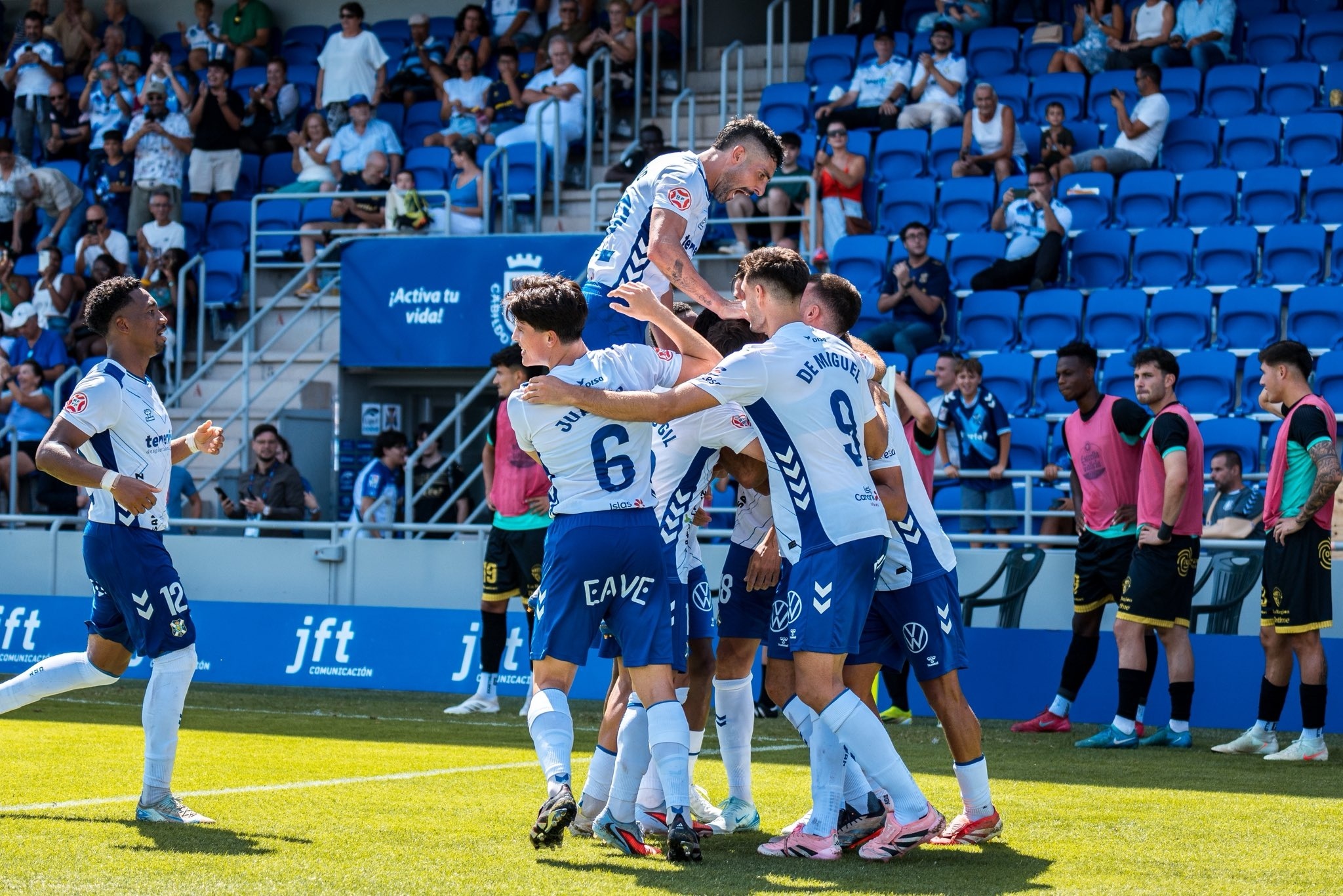 Jugadores del Tenerife celebran un gol (CD TENERIFE).