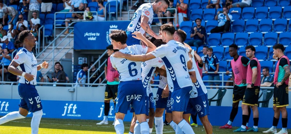 Jugadores del Tenerife celebran un gol (CD TENERIFE)
