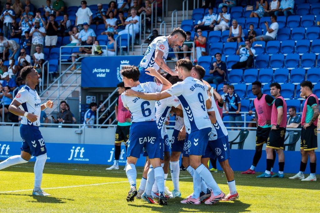Jugadores del Tenerife celebran un gol (CD TENERIFE)|Jugadores del Tenerife saludan a la afición (CD TENERIFE)
