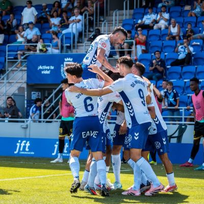 Jugadores del Tenerife celebran un gol (CD TENERIFE)|Jugadores del Tenerife saludan a la afición (CD TENERIFE)