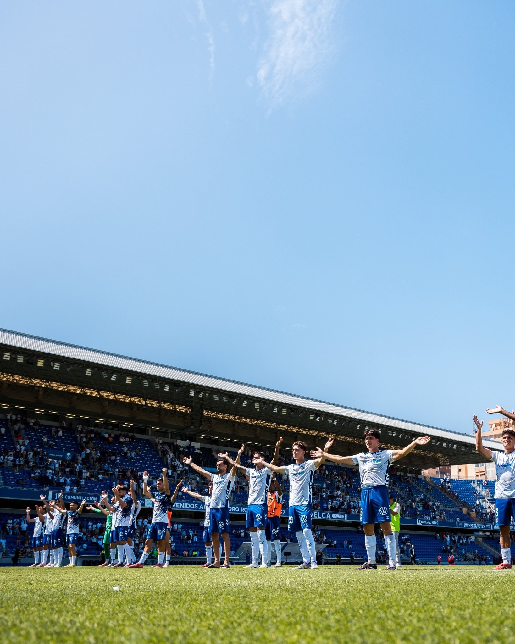 Jugadores del Tenerife saludan a su afición (CD TENERIFE).