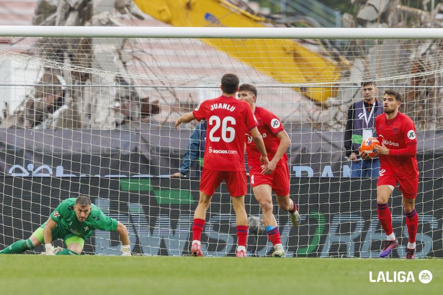 Kike Salas después de anotar su gol (LaLiga).jpeg