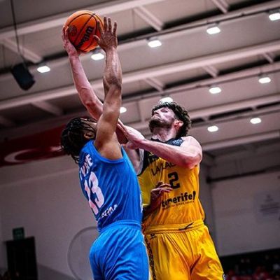 Kostas Kostadinov intenta una bandeja frente a la defensa turca (BCL)
