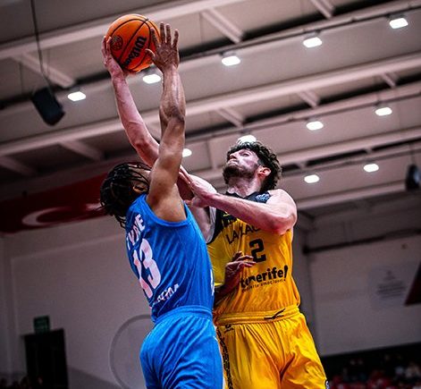 Kostas Kostadinov intenta una bandeja frente a la defensa turca (BCL)