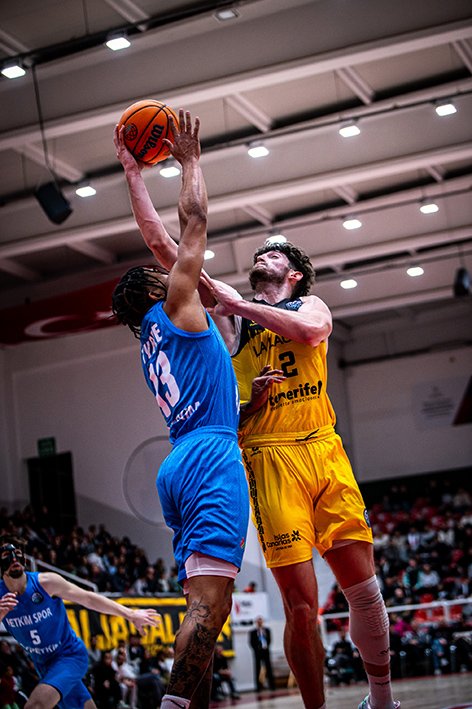 Kostas Kostadinov intenta una bandeja frente a la defensa turca (BCL)