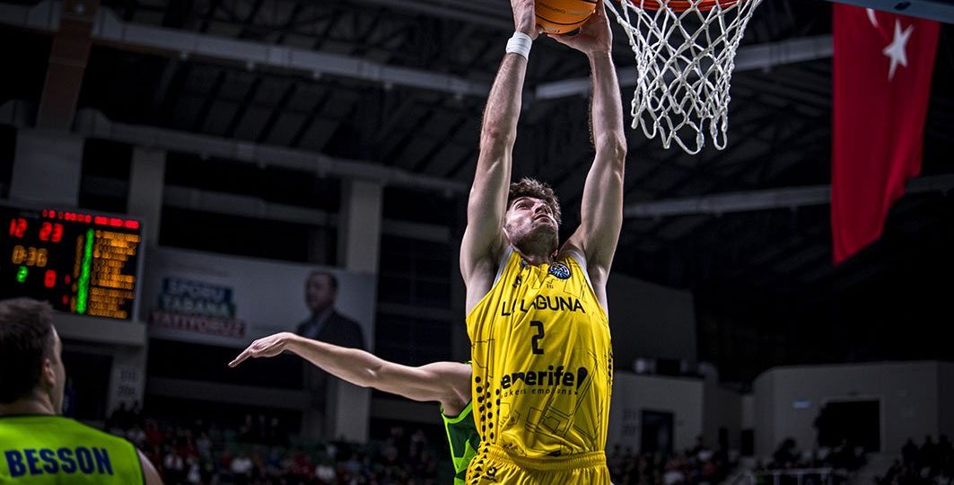 Kostadinov hace un mate. (BCL)