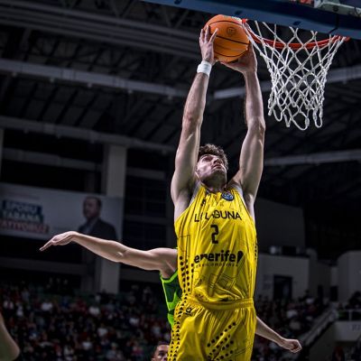 Kostadinov hace un mate. (BCL)