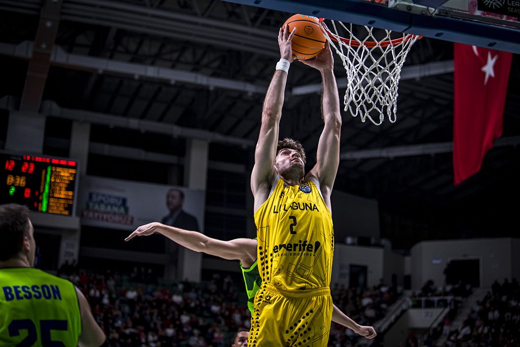 Kostadinov hace un mate. (BCL)
