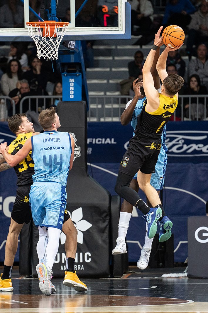 Krämer lanza a canasta ante MoraBanc Andorra (ACB Media / Daniel Catalán)