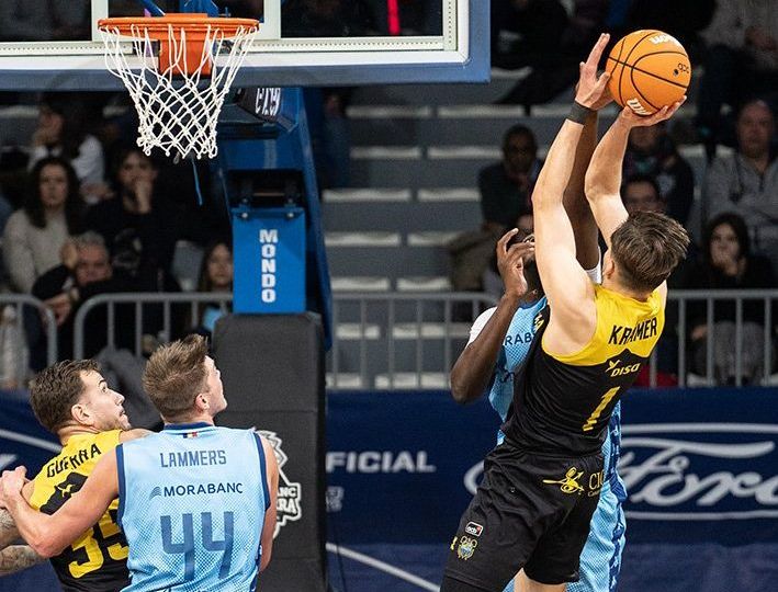 Krämer lanza a canasta ante MoraBanc Andorra (ACB Media / Daniel Catalán)
