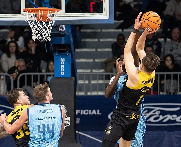 Krämer lanza a canasta ante MoraBanc Andorra (ACB Media / Daniel Catalán)
