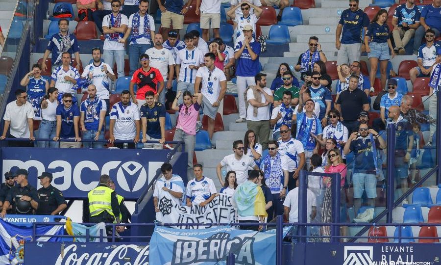 La afición blanquiazul en el Ciutat de Valencia (La Liga)