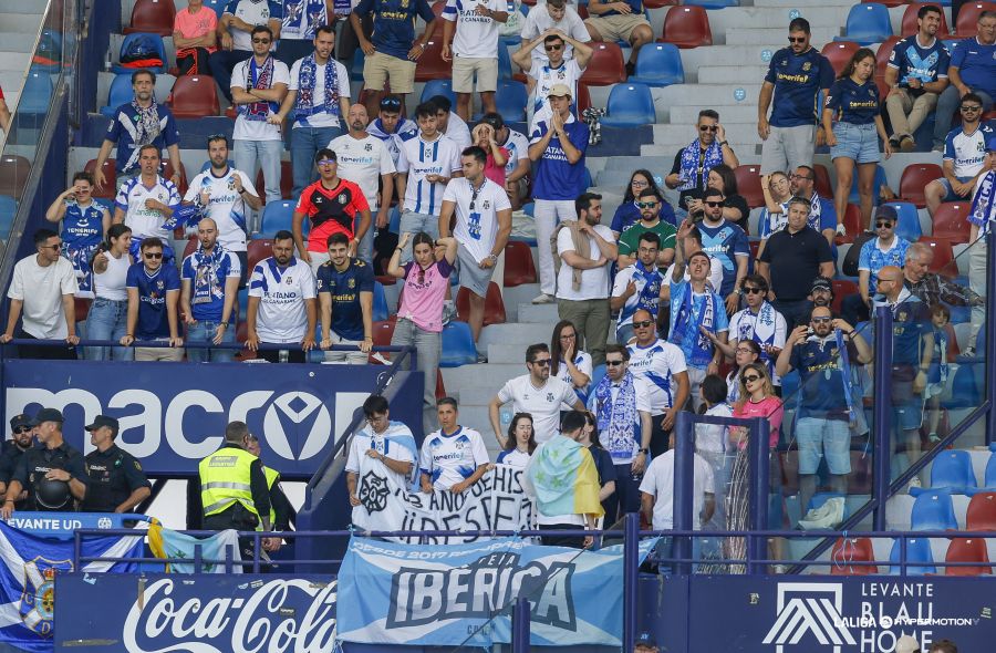 La afición blanquiazul en el Ciutat de Valencia (La Liga)