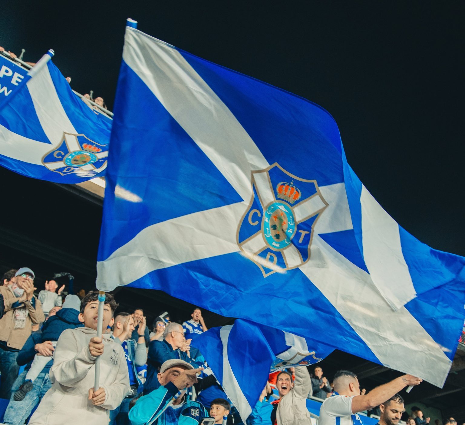 La afición blanquiazul en el Heliodoro (@CDTOficial)