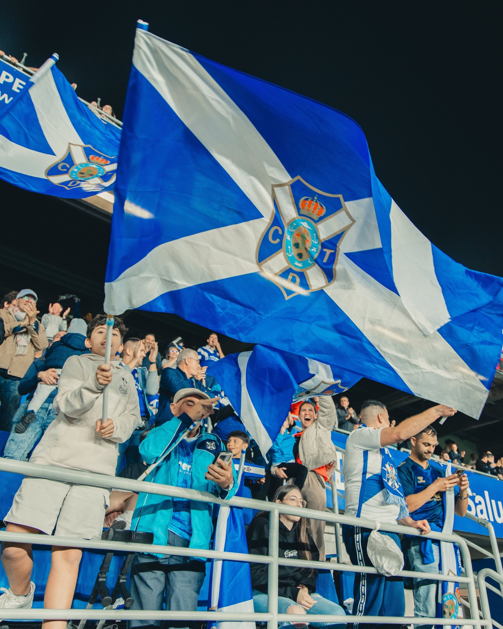 La afición blanquiazul en el Heliodoro (@CDTOficial)