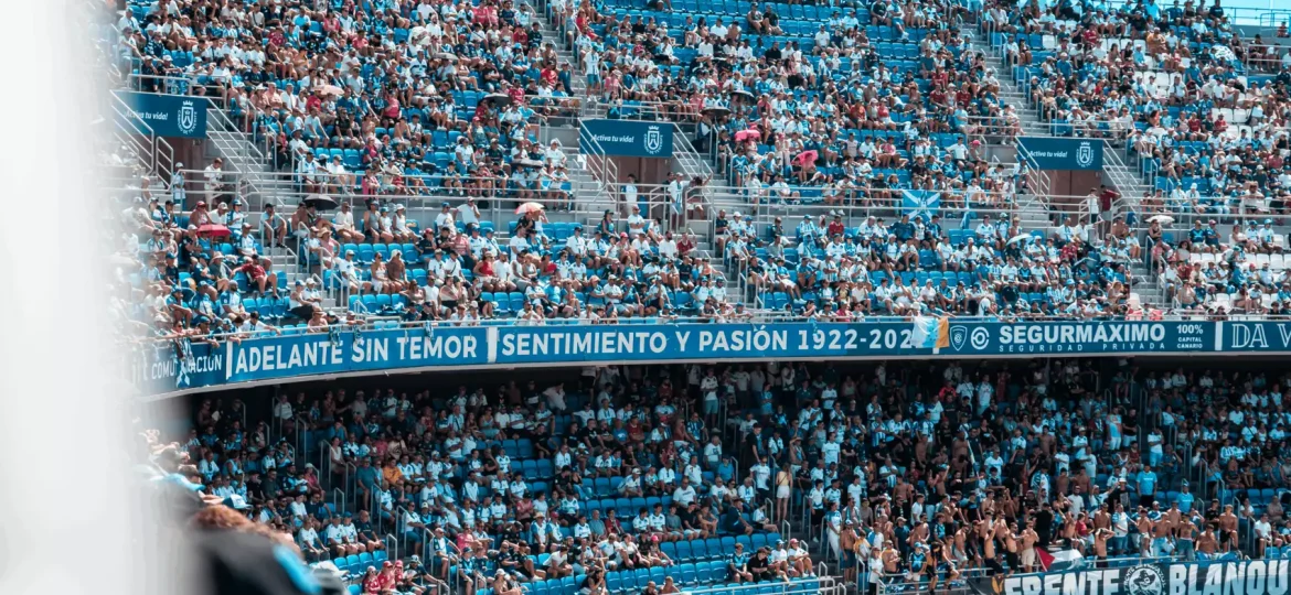 La afición blanquiazul en el Rodríguez López (CD Tenerife)
