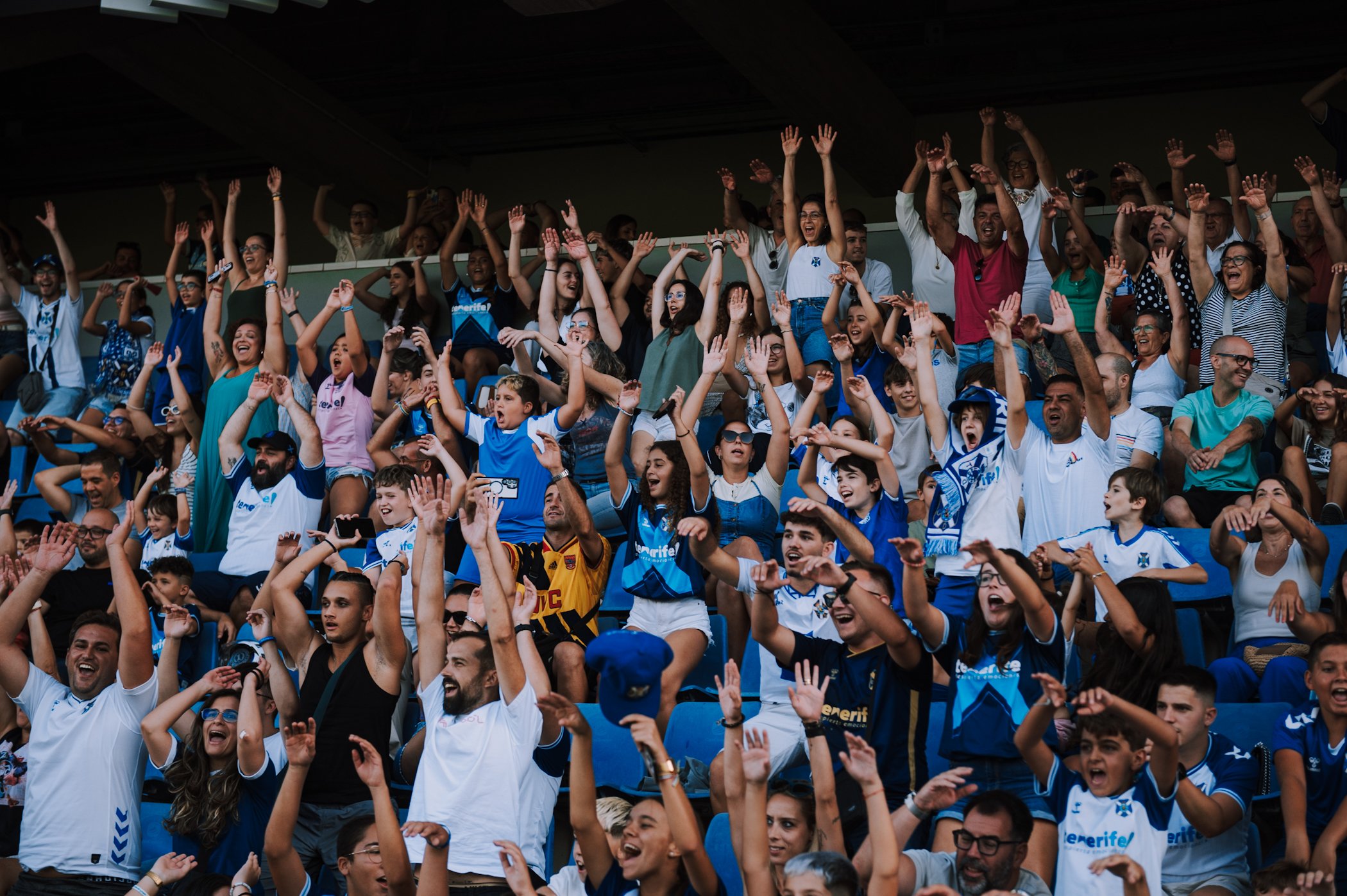 La afición blanquiazul en el entrenamiento a puertas abiertas (@CDTOficial)