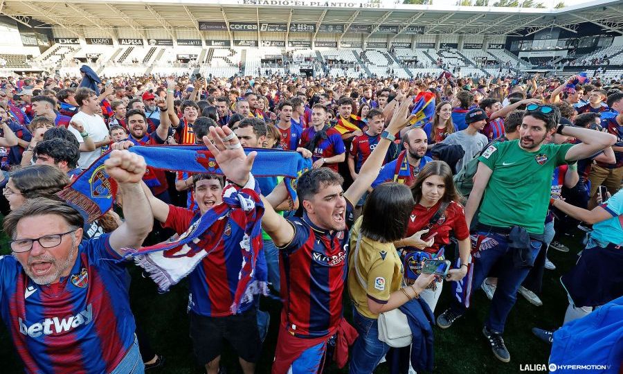 La afición del Levante celebra el ascenso en El Plantío (LaLiga)
