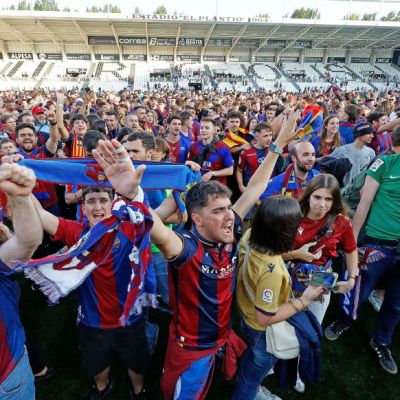 La afición del Levante celebra el ascenso en El Plantío (LaLiga)