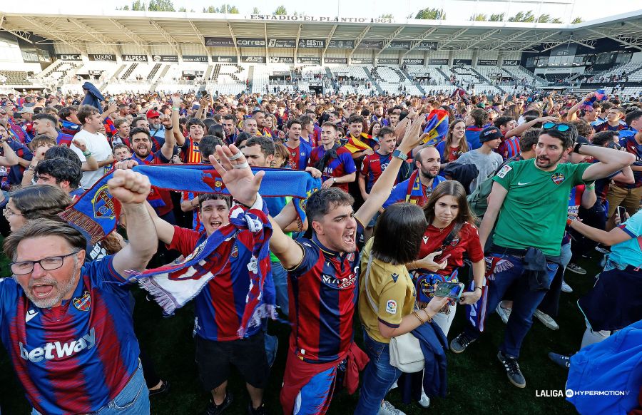 La afición del Levante celebra el ascenso en El Plantío (LaLiga)