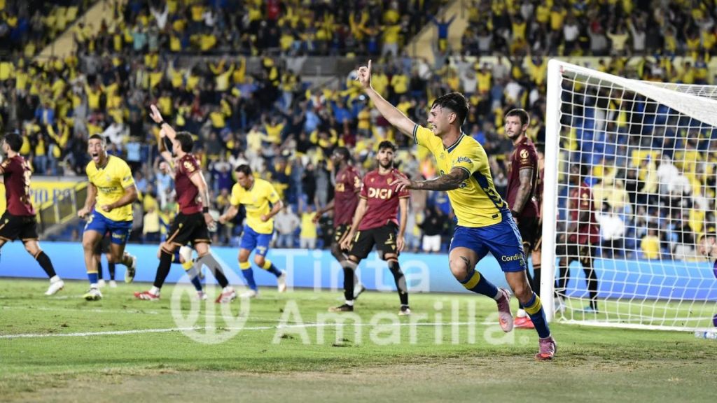 La celebración de Barcia tras anotar el gol al Cádiz (C. Torres)