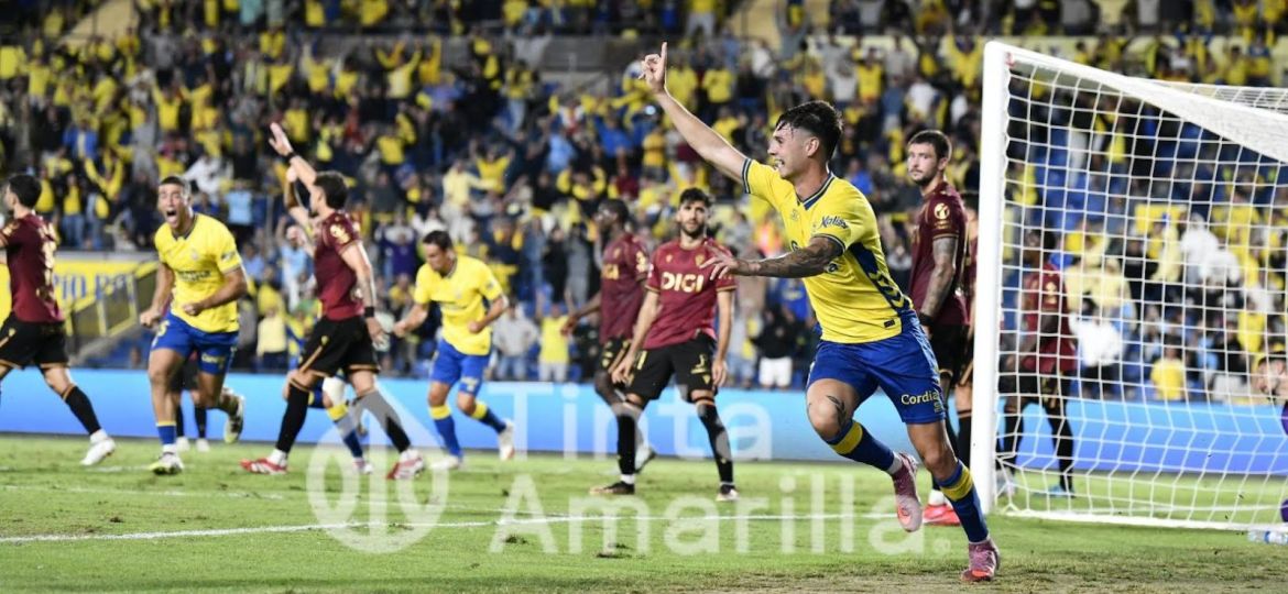 La celebración de Barcia tras anotar el gol al Cádiz (C. Torres)