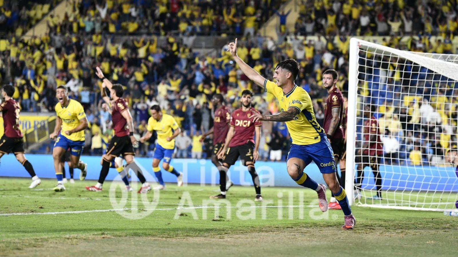 La celebración de Barcia tras anotar el gol al Cádiz (C. Torres)