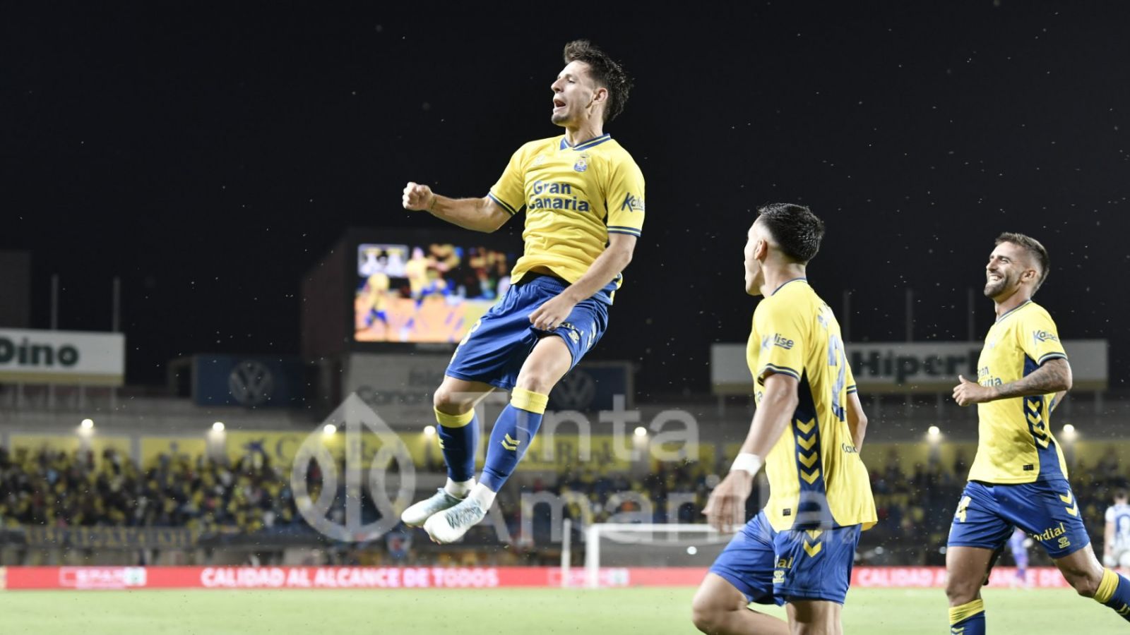 La celebración de Iván Gil, tras el segundo gol a la Real Sociedad B (TINTAAMARILLA.ES / C. Torres)