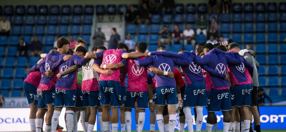 La plantilla blanquiazul (CD Tenerife / San Acosta)