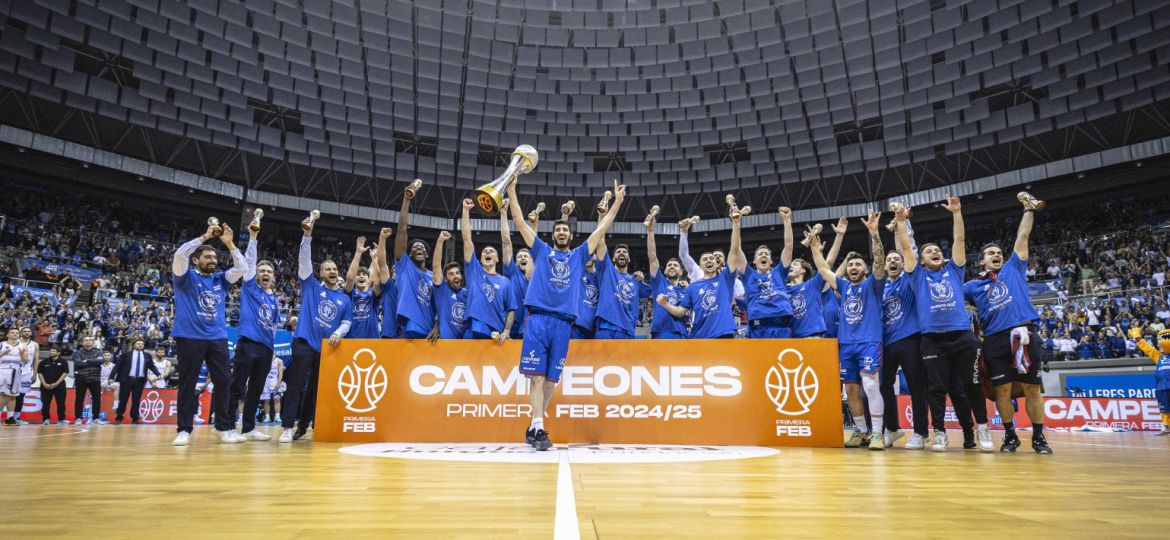 La plantilla del Burgos celebra su vuelta a la ACB (CB BURGOS)