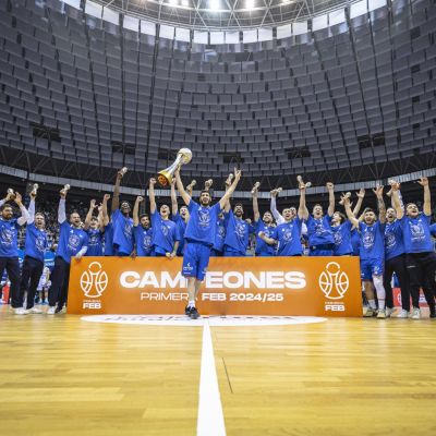 La plantilla del Burgos celebra su vuelta a la ACB (CB BURGOS)