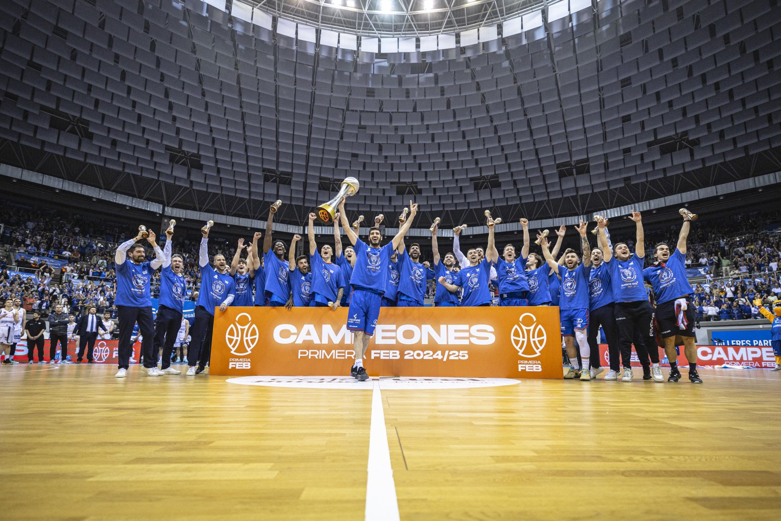 La plantilla del Burgos celebra su vuelta a la ACB (CB BURGOS)