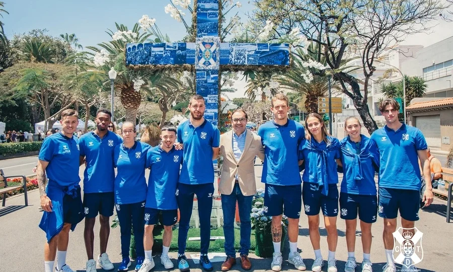 La representación blanquiazul frente a la cruz del club (CD Tenerife)