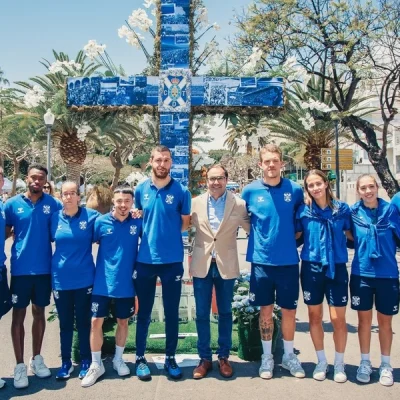 La representación blanquiazul frente a la cruz del club (CD Tenerife)