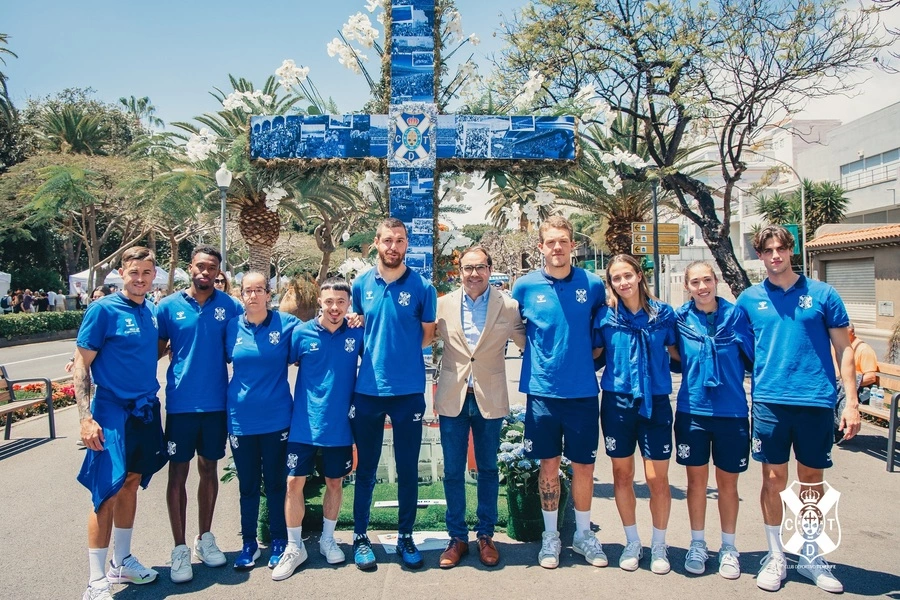 La representación blanquiazul frente a la cruz del club (CD Tenerife)