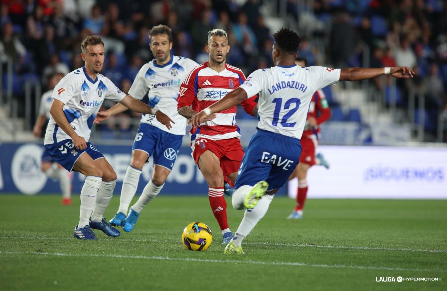 Landázuri antes de dar un pase largo ante el Granada (La Liga)