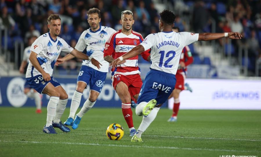 Landázuri antes de dar un pase largo ante el Granada (La Liga)