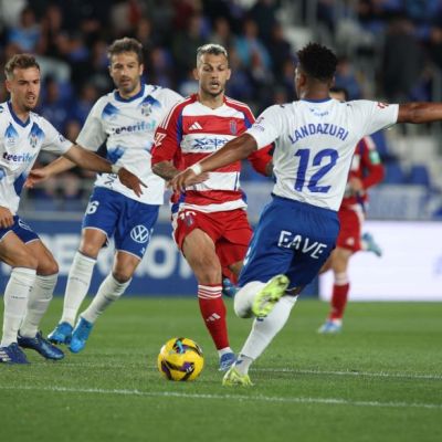 Landázuri antes de dar un pase largo ante el Granada (La Liga)