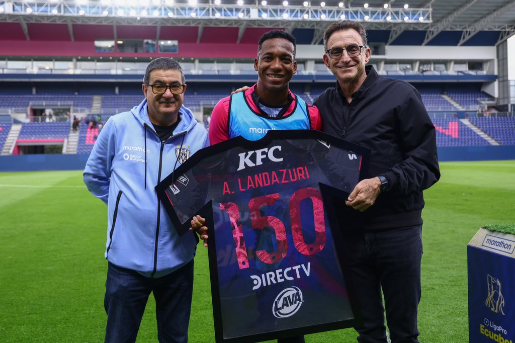 Landázuri con el galardón por los 150 partidos con Independiente (@IDV_EC)