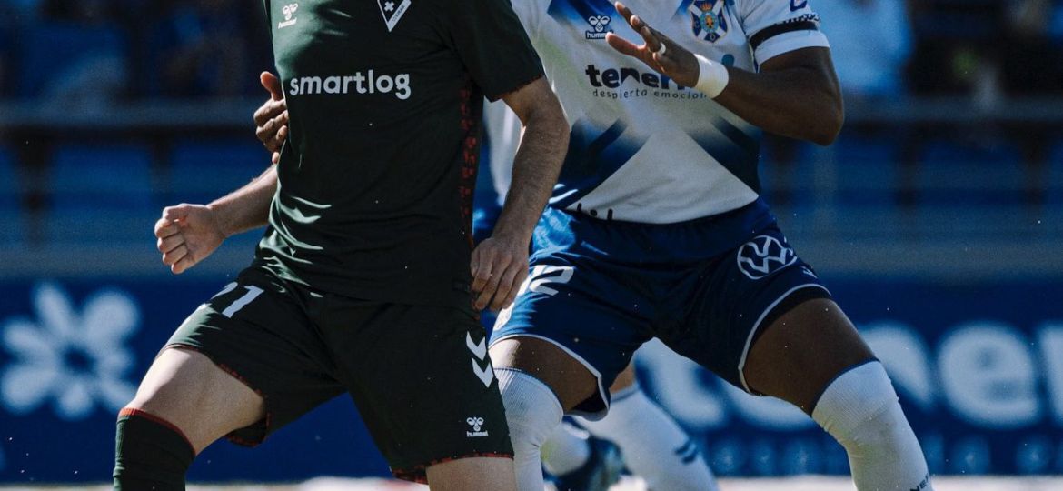 Landázuri defendiendo un ataque del Eibar (CD Tenerife / San Acosta)