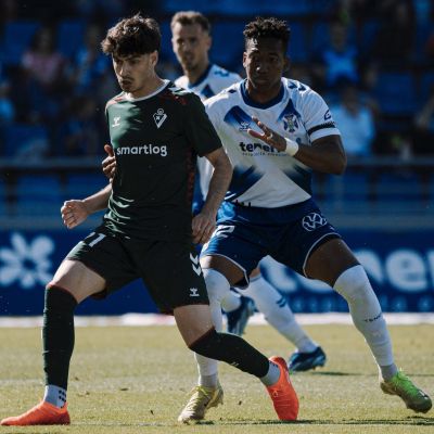 Landázuri defendiendo un ataque del Eibar (CD Tenerife / San Acosta)
