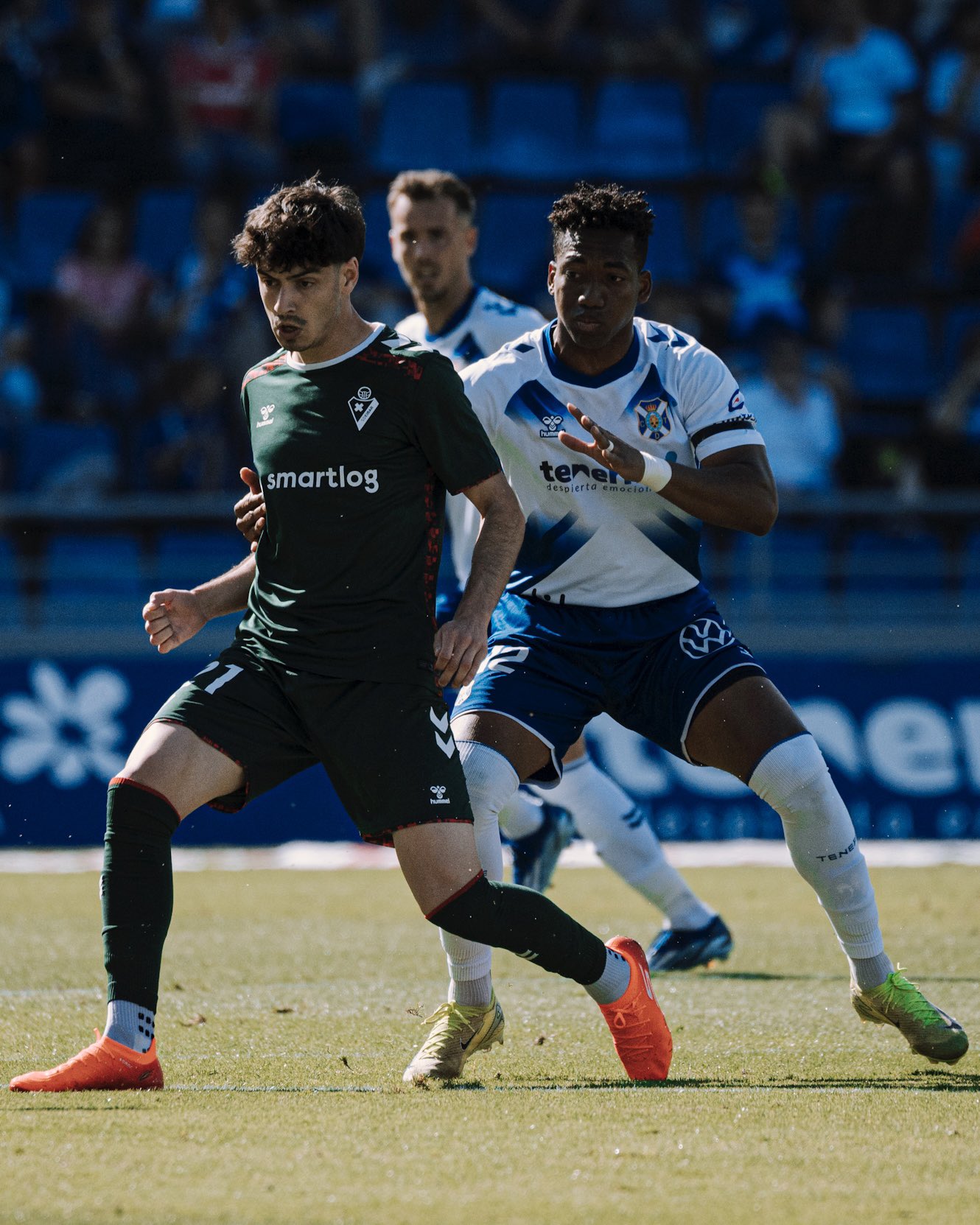Landázuri defendiendo un ataque del Eibar (CD Tenerife / San Acosta)