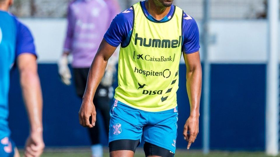 Landázuri en un entrenamiento (CD Tenerife)