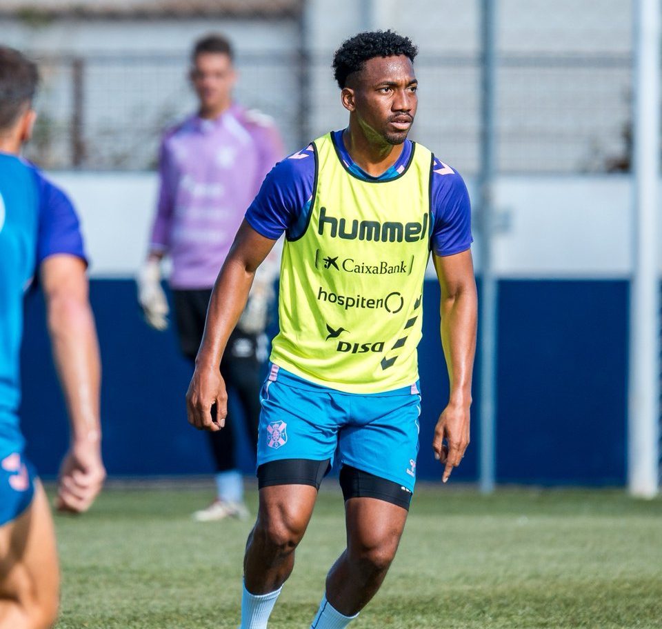 Landázuri en un entrenamiento (CD Tenerife)