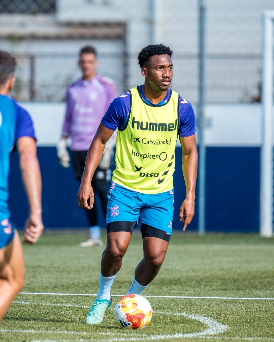 Landázuri en un entrenamiento (CD Tenerife)